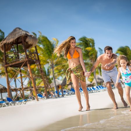 Bluebay Grand Esmeralda El Marlyn Azul Exterior foto Family vacationing at a resort in Cancun, Mexico