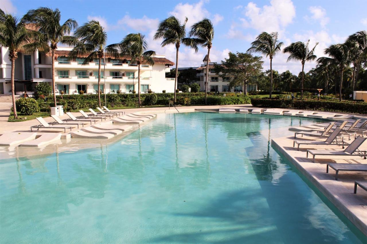 Bluebay Grand Esmeralda El Marlyn Azul Exterior foto The swimming pool at the Four Seasons Resort