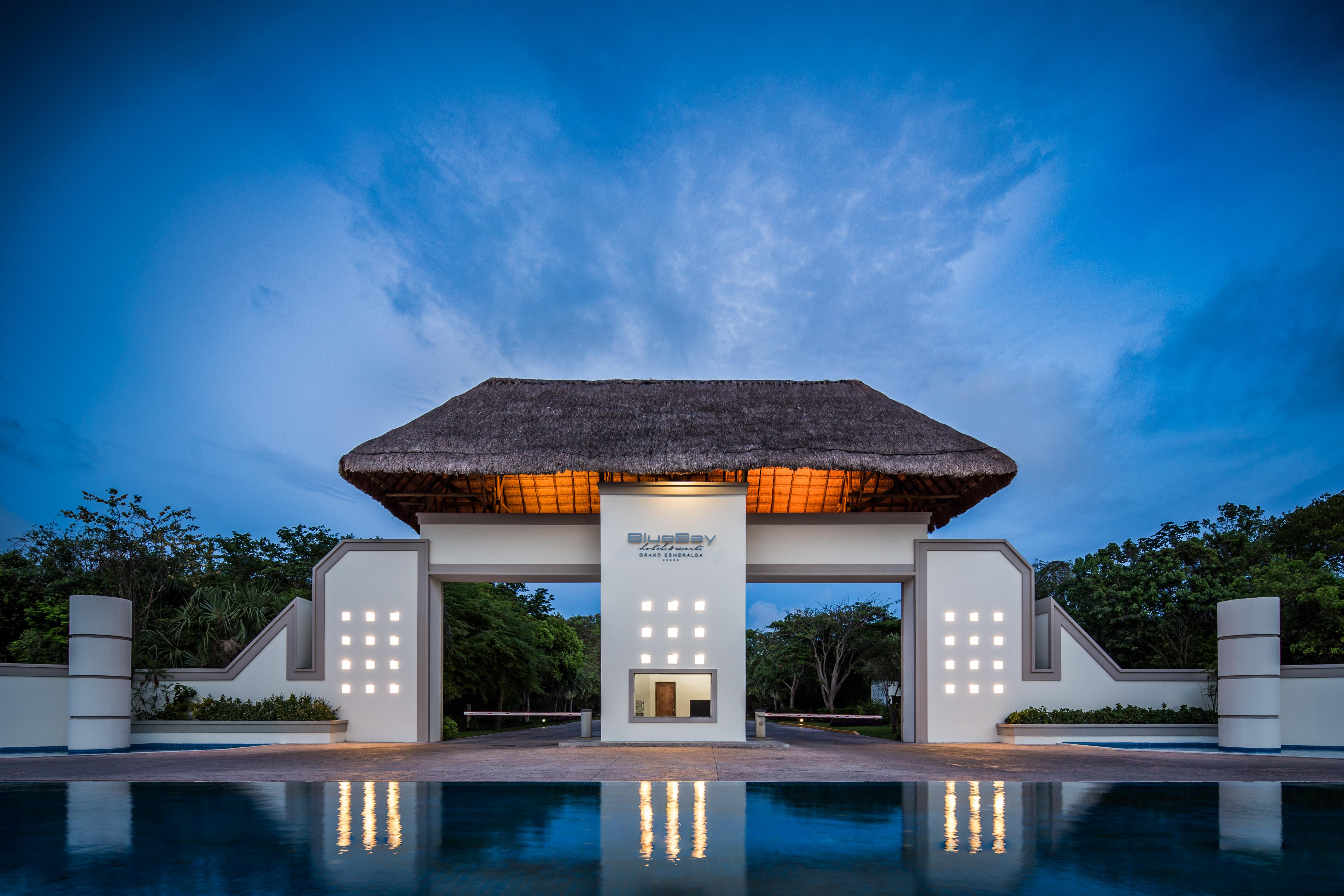 Bluebay Grand Esmeralda El Marlyn Azul Exterior foto Entrance to the resort