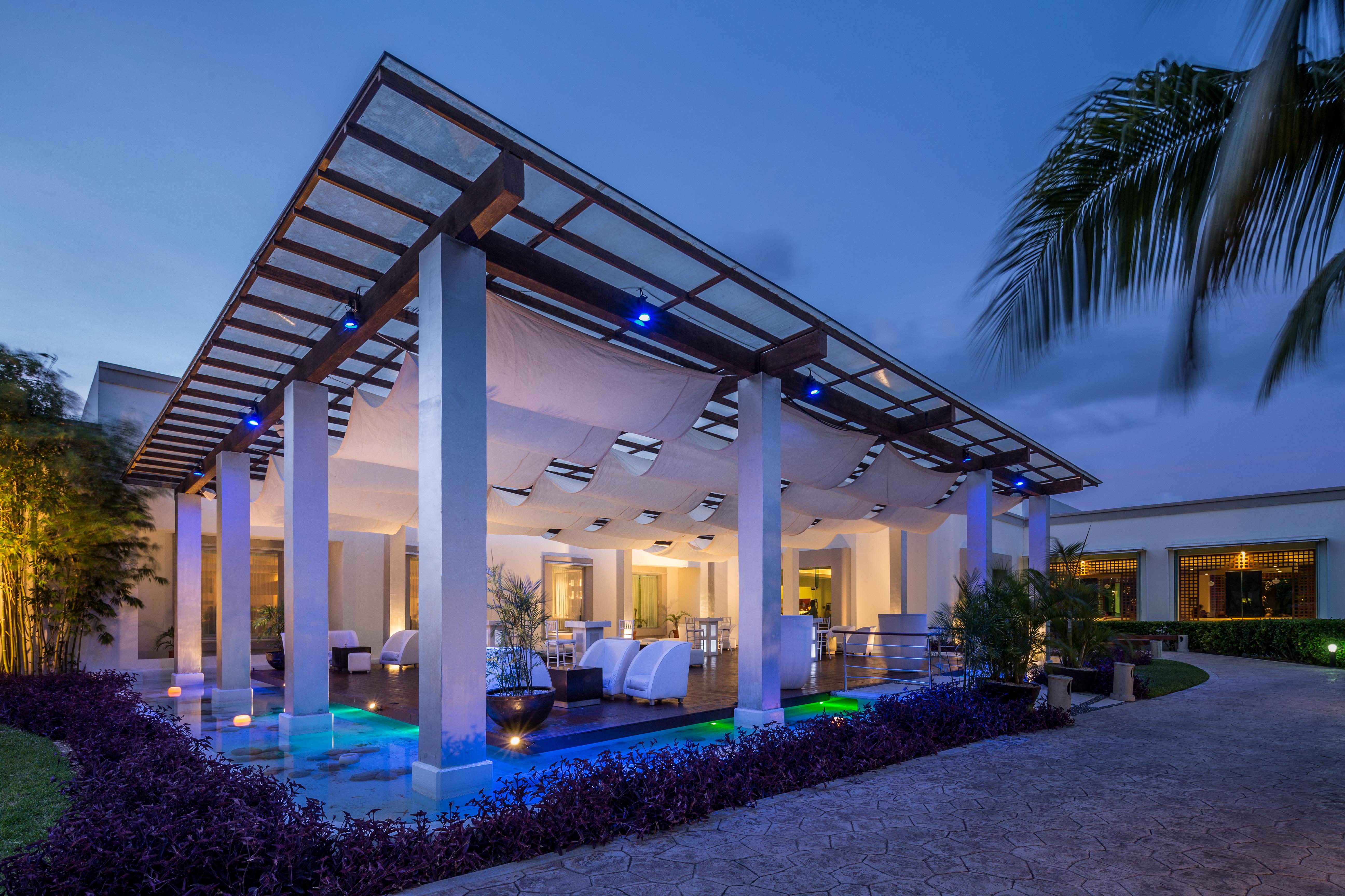 Bluebay Grand Esmeralda El Marlyn Azul Exterior foto The lobby at the Grand Palladium Hotel in Cancun, Mexico