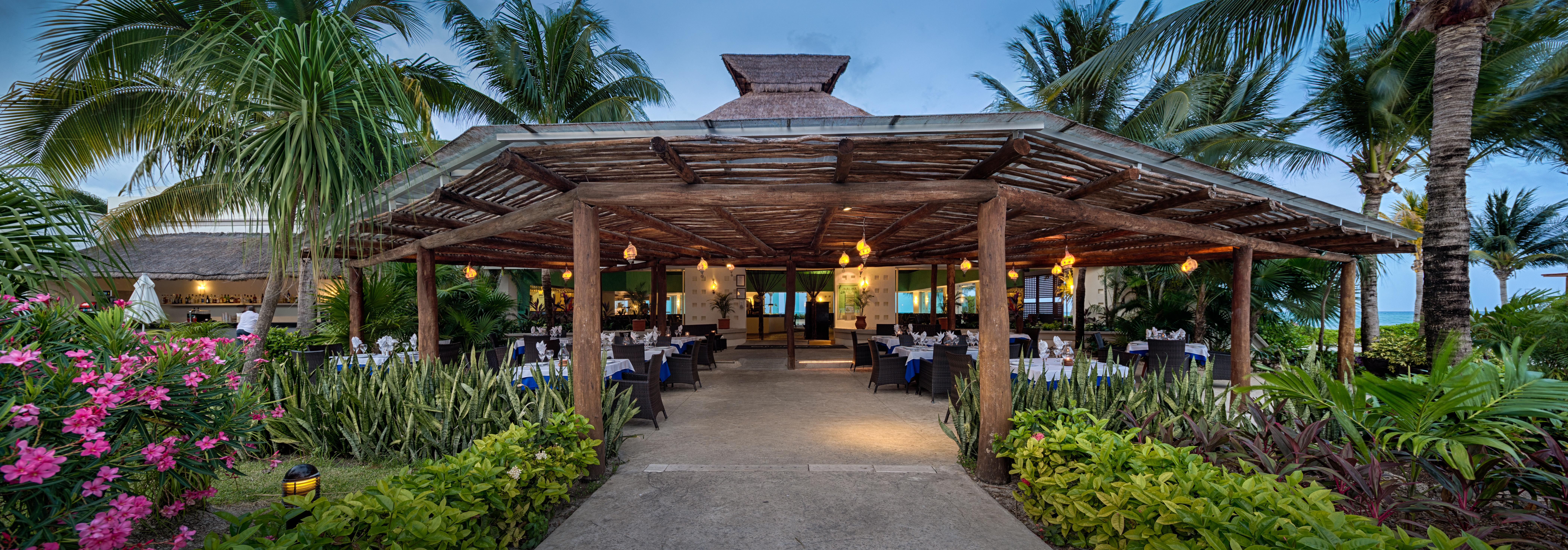 Bluebay Grand Esmeralda El Marlyn Azul Exterior foto The restaurant at the resort