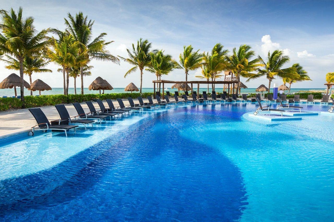 Bluebay Grand Esmeralda El Marlyn Azul Exterior foto Infinity pool at the Grand at Moon Palace, Cancun, Mexico