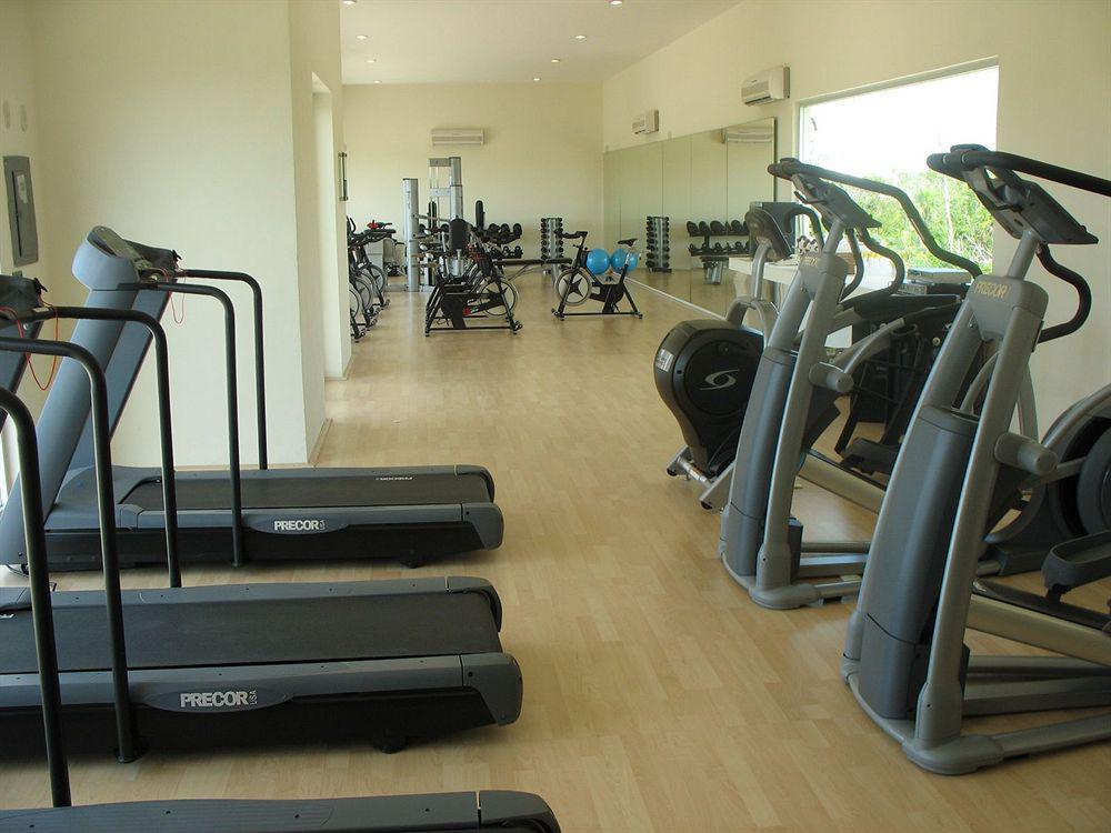 Bluebay Grand Esmeralda El Marlyn Azul Instalações foto A gym in a hotel